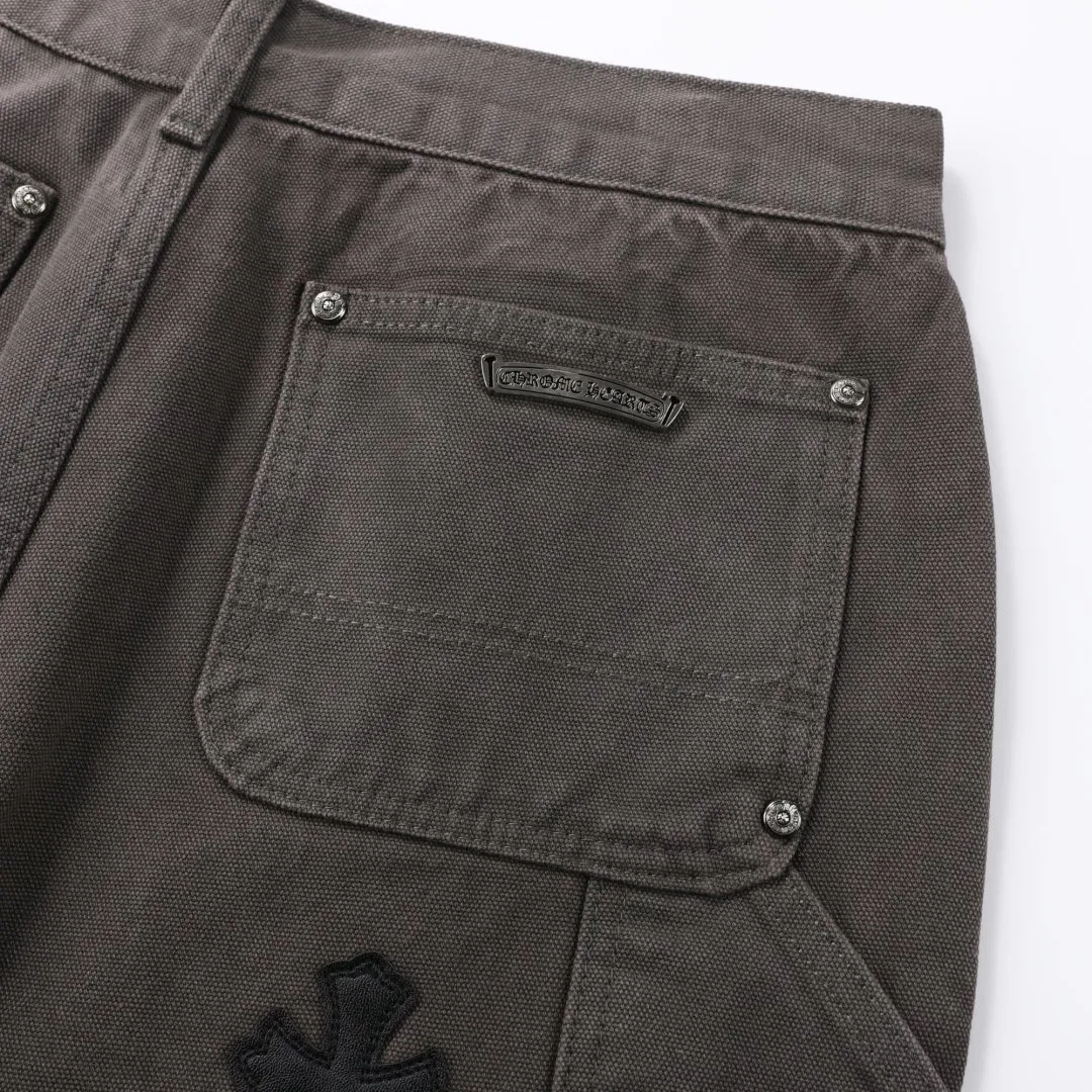 P280 💰 (Top version) Chrome hearts Cross patch leather jeans workwear logging pants Chrome hearts logging pants are here! ! ! CH Croix Heart Double Knee Cross Patch Leather Bo1 Style Logging Pants Straight-leg Work Pants B136 Croix Heart Cross Sanskrit Overalls Price 20W level, patchwork cross pattern embellishment, high-waisted washed jeans! ! Absolutely high-end luxury products, 1.9W level god-level single products, super popular products, made by top heavy industry, not to be missed. About Zangyin, this is an extremely luxurious fashion brand, which can also be called the nobles of the high street. It has always been an exclusive brand of some hipsters or rich second generation. Compared with ordinary high streets, it is more luxurious and noble. Compared with luxury brands, it has a more fashionable personality and has always been a brand that I have a special liking for. Imported yarn is custom-woven into a high-density twill canvas. While ensuring a crisp silhouette, the fabric feels very delicate. It follows the B01 classic silhouette. The upper body is crisp and stylish. The ready-made garments are stone-milled and washed with fermentation. They can be matched with any style. Buttons and zinc are washed with genuine YKK retro metal products. Double-layered canvas on the front. Perfect details. All hardware is perfect. Size: S-XXL Color: Picture color
